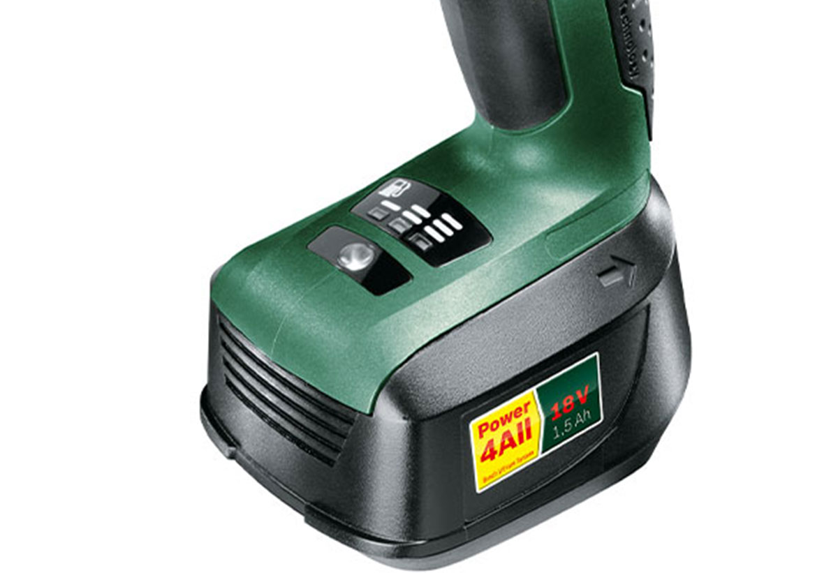 Εδώ απεικονίζεται το τρύπημα ενός ξύλου με τη βοήεια του δραπανοκατσάβιδου.